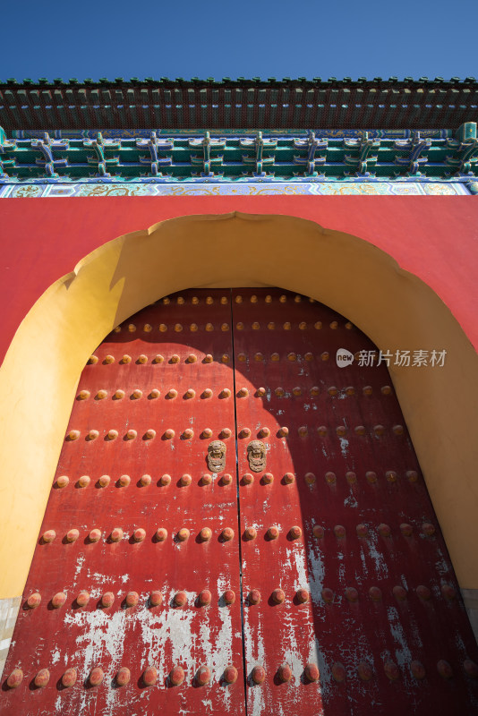 北京天坛公园内斑驳的红色大门