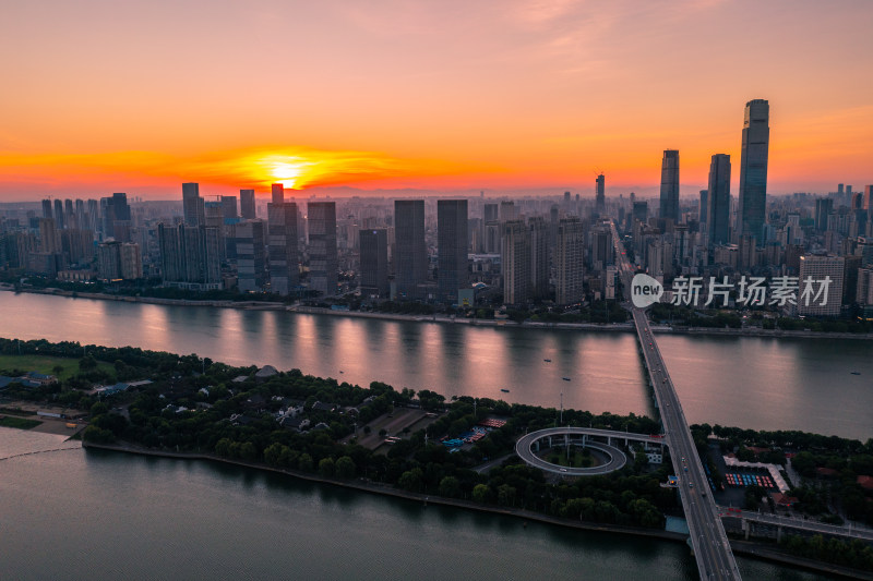 航拍长沙橘子洲大桥湘江沿岸城市风光