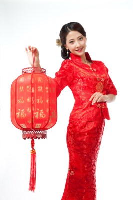 棚拍身穿中国传统服装的年轻女人和红灯笼
