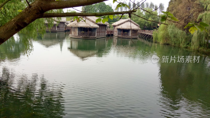 水边茅草屋自然景观