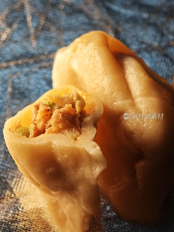 馅料饱满的饺子特写展示