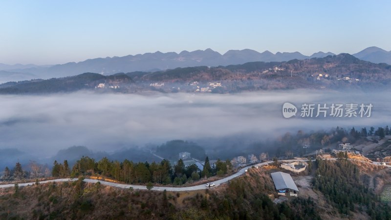 重庆酉阳：雾锁青山村庄靓