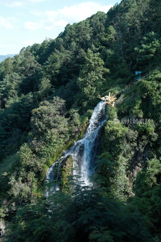 云南大理将军洞景区山林中龙头造型瀑布景观