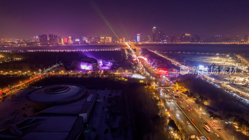 哈尔滨城市交通主干道晚高峰车流夜景