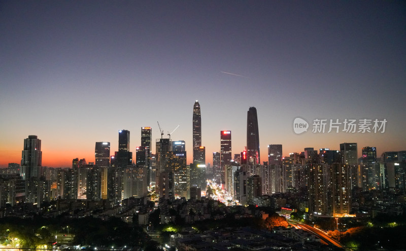 城市夜景鸟瞰，高楼林立灯火辉煌的景象