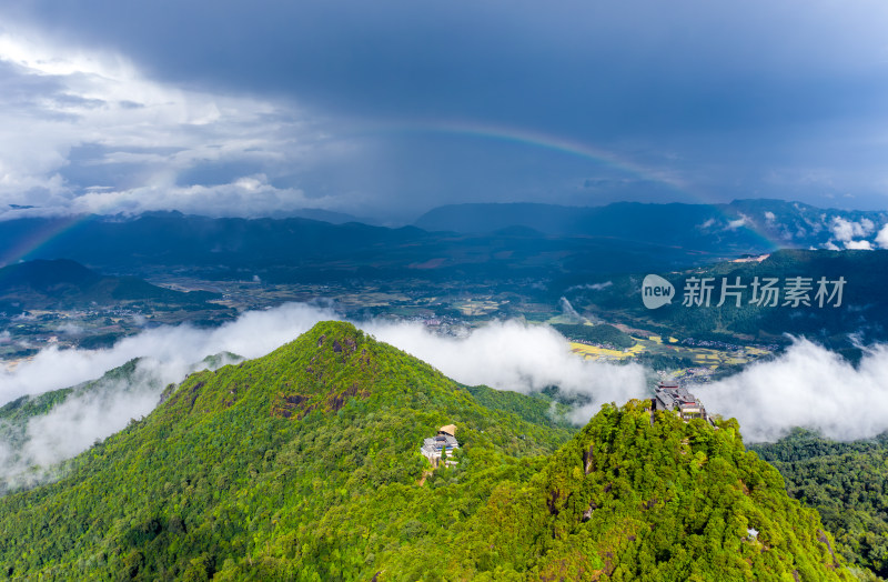 彩虹映照云雾缭绕的腾冲云峰山