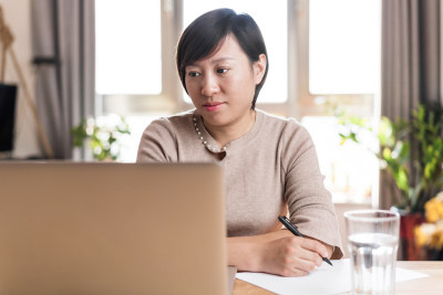 居家轻松办公的中国女性