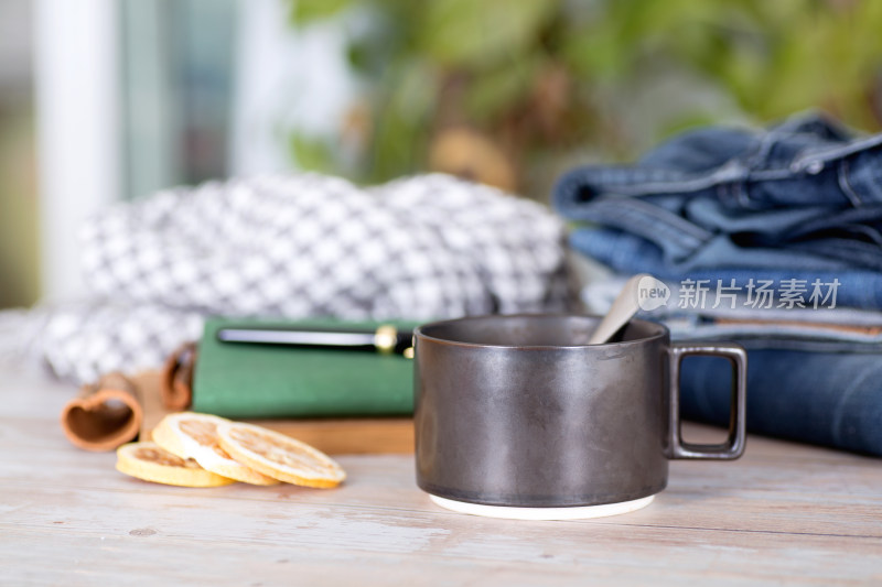 冬天御寒的衣物和一杯茶