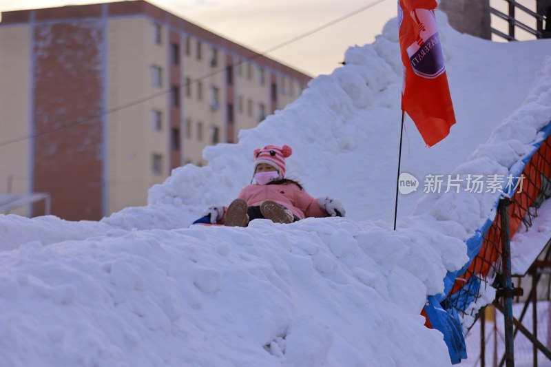 冬日小女孩雪地玩耍