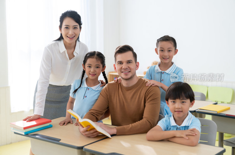 年轻老师在和学生在教室