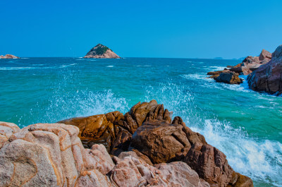 香港石澳海岸公园海浪拍打礁石