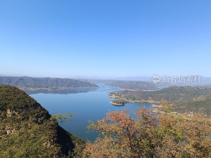 多彩树林与湖泊的自然风光-荆紫仙山秋景