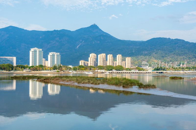 城市滨水景观与远山倒影