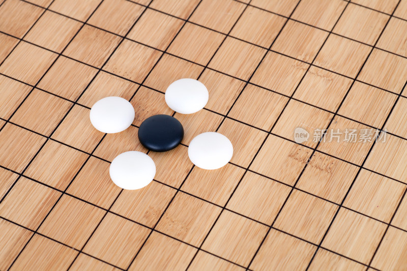 棋盘上的黑白围棋子