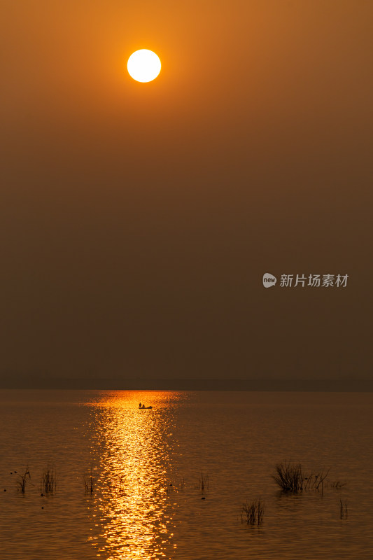 山东济宁邹城孟子湖湖面日落景观