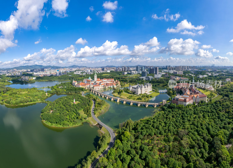 欧式城堡与城市景观结合的航拍全景