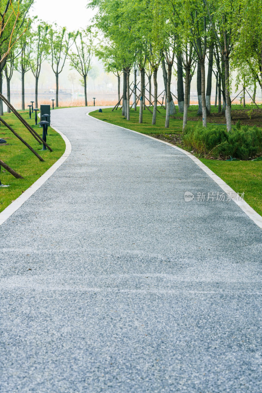 春天北京延庆世园会公园里蜿蜒曲折的路