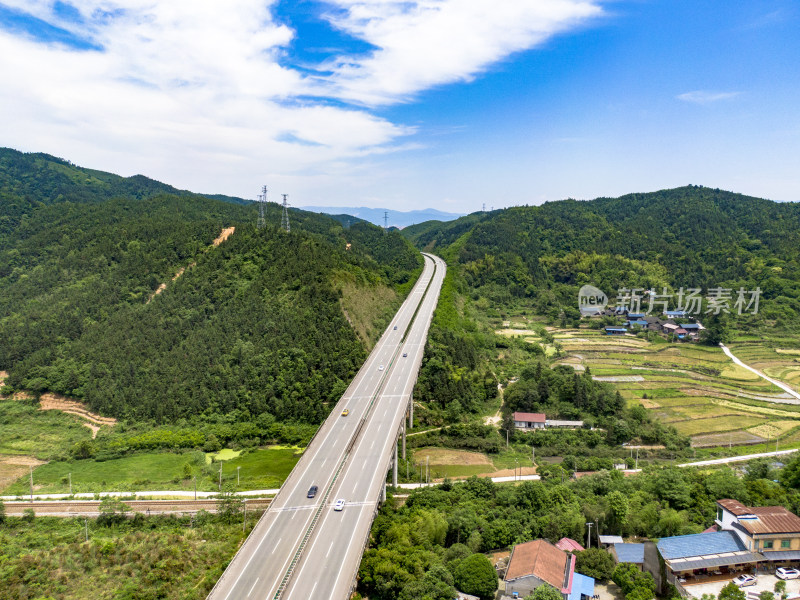 山间公路道路交通航拍摄影图