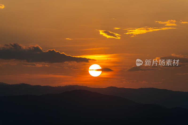 夕阳西下映照山峦的壮美景观