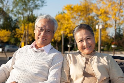 老年夫妻在院子里休息