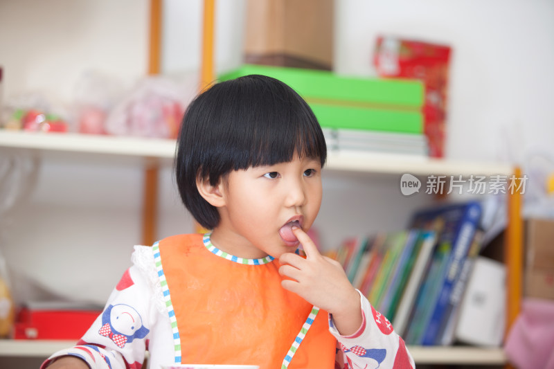 饭点中国孩子在吃饭