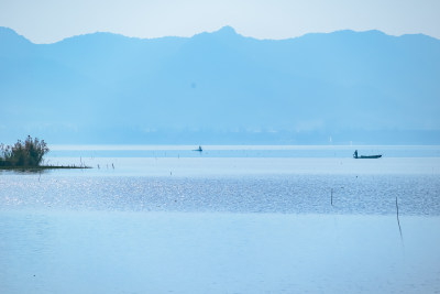 冬日晴朗的午后，浙江宁波东钱湖户外风光