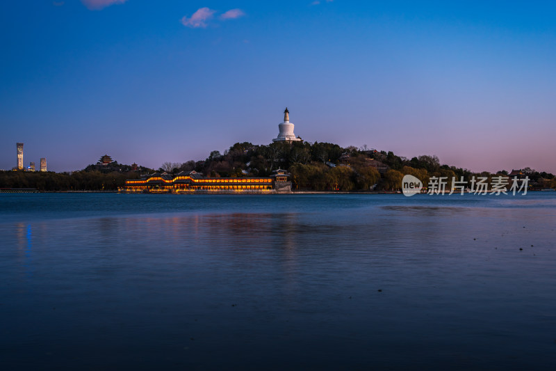 北京北海白塔凌晨全景