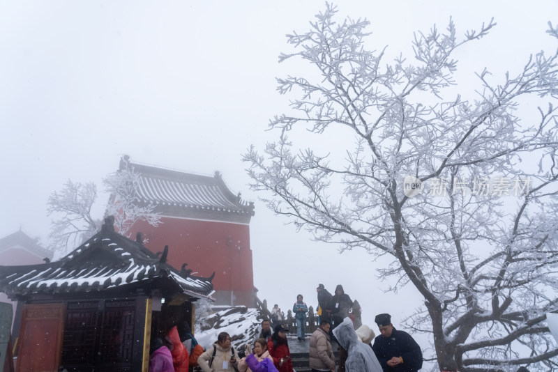 湖北武当山景区冬天大雪雾凇古建筑旅游