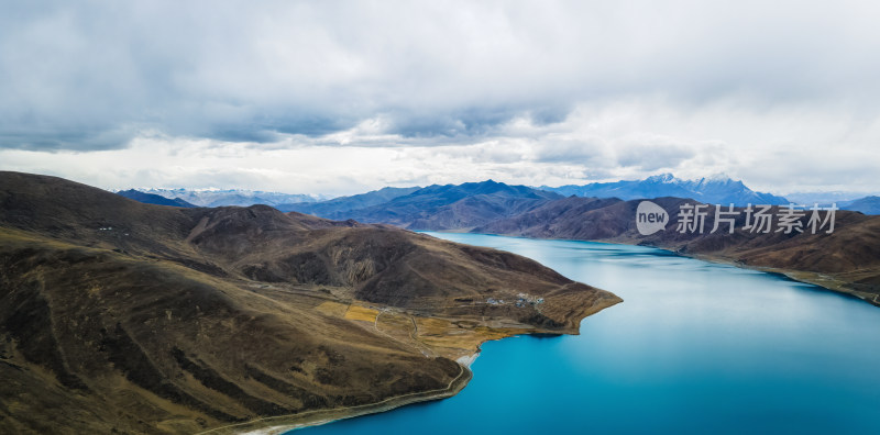 羊卓雍措高山湖泊自然风光俯瞰