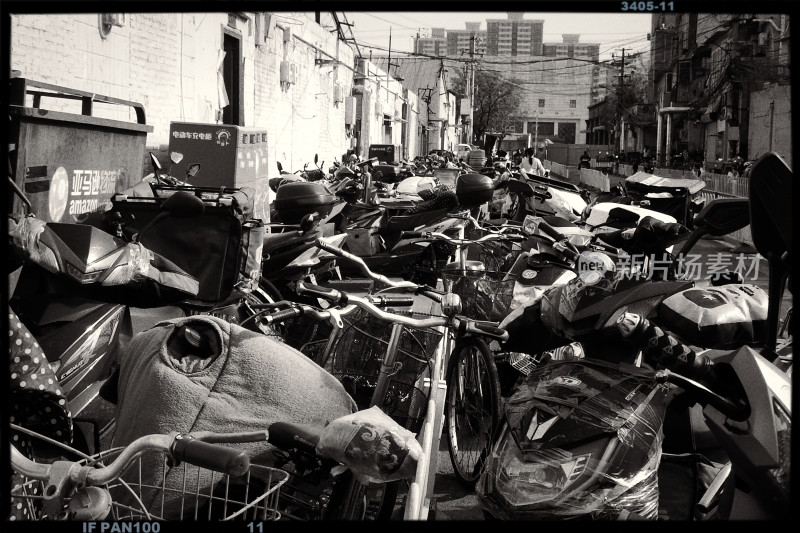 北京三环城中村租户电动自行车堆放停放杂乱