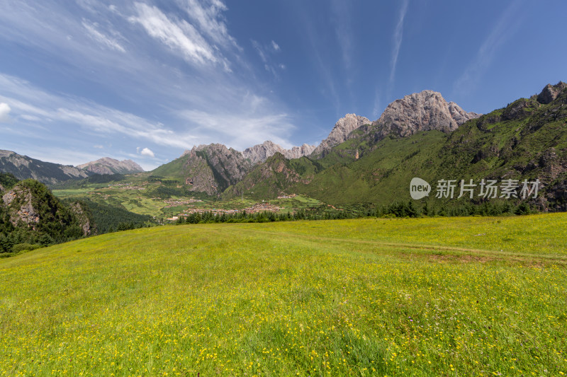 云雾缭绕下的草原山峰