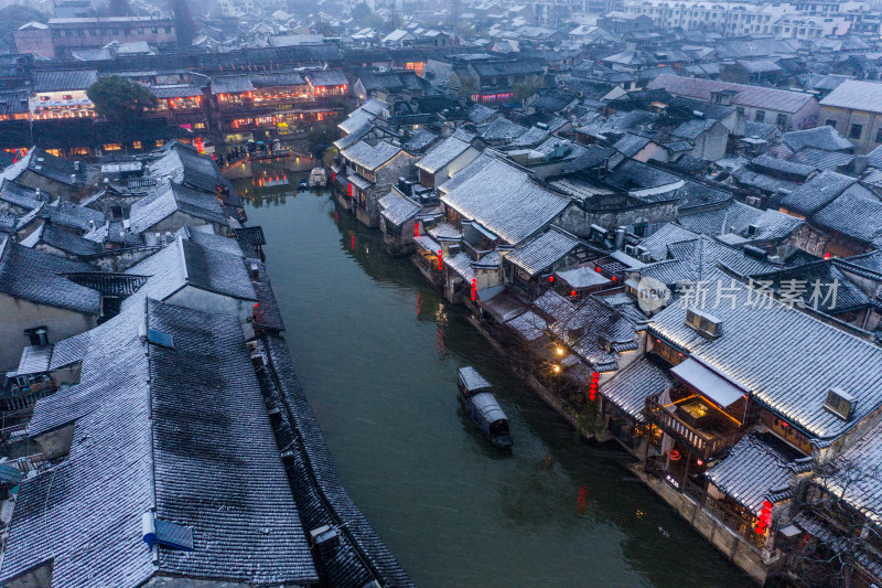 航拍雪后的古镇民居