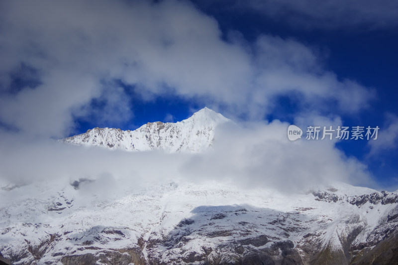 西藏山南雪山库拉岗日峰