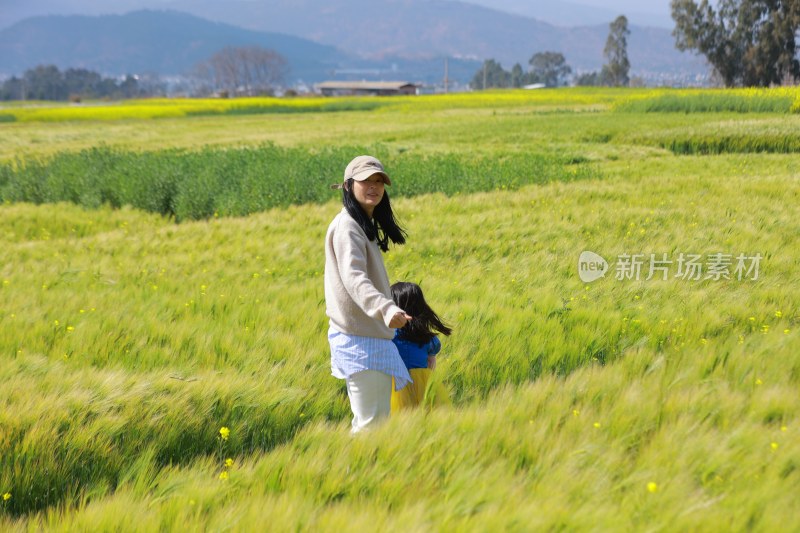 母女漫步麦田享受休闲时光