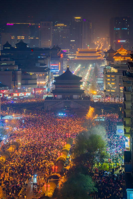 航拍西安钟楼跨年人山人海夜景