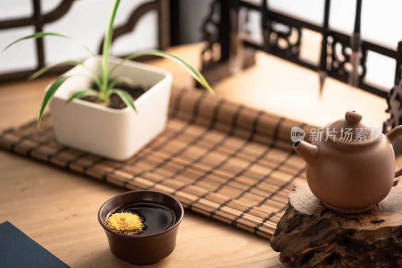 中式仿古窗前木质桌面上的一杯茶
