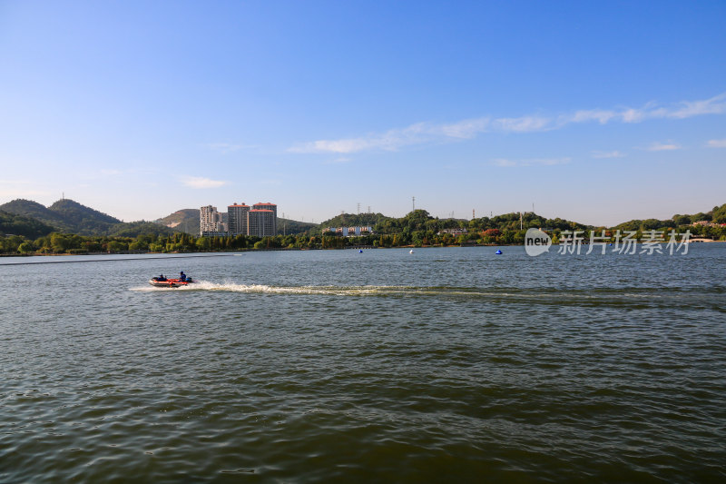 黄石磁湖景区城市风光，眺望城市天际线