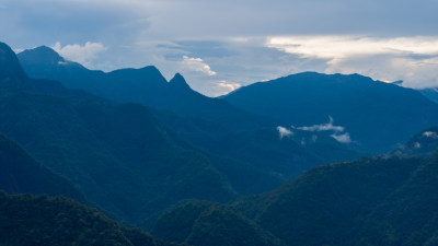 中国福建武夷山云雾缭绕