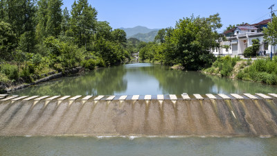 大别山里的河流流过村庄