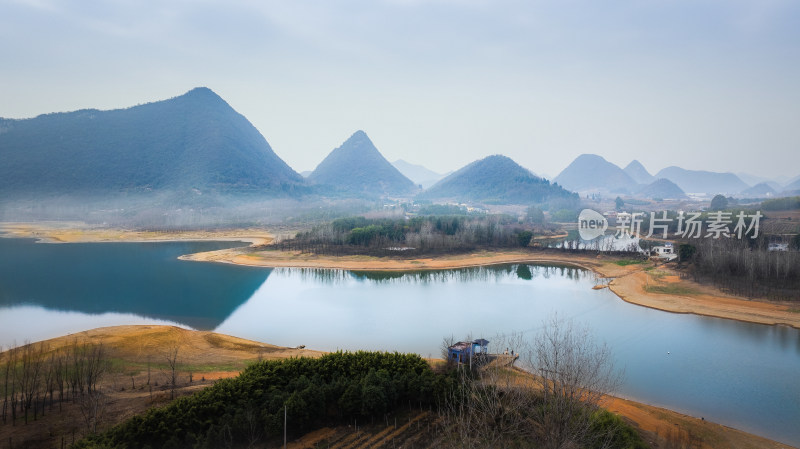 冬季青山绿水如画