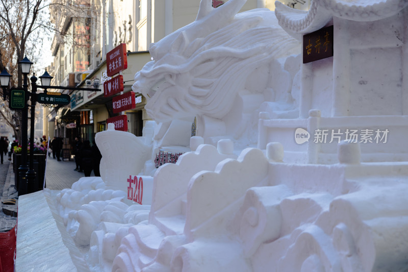 中央大街冬日街头人群聚集场景