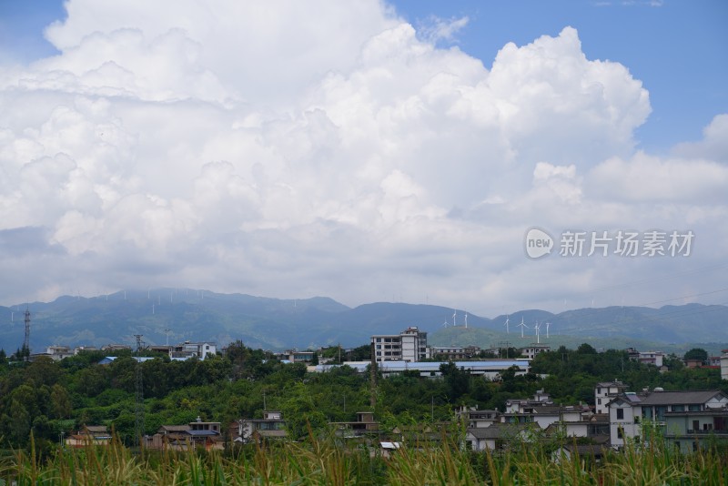 乡村远景与山峦风车景观