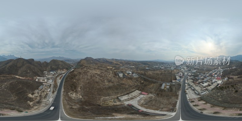 乡村公路与山地全景