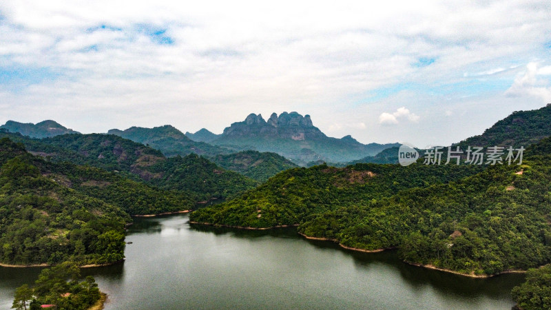 航拍 山峰 绿水青山