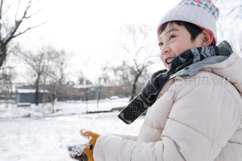 快乐的小男孩在雪地里玩耍