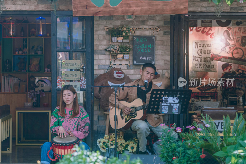 云南丽江束河古镇男女户外街头音乐表演