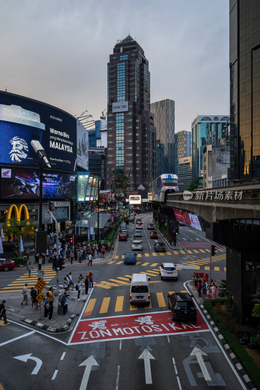 马来西亚吉隆坡武吉免登路轻轨站街头夜景