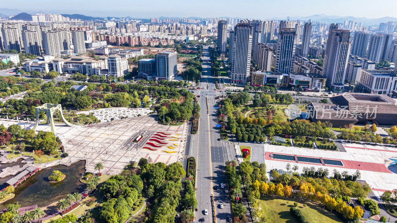 城市宽阔道路与周边建筑景观