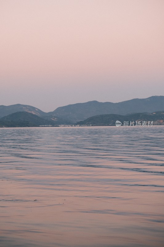 山水相映黄昏湖景