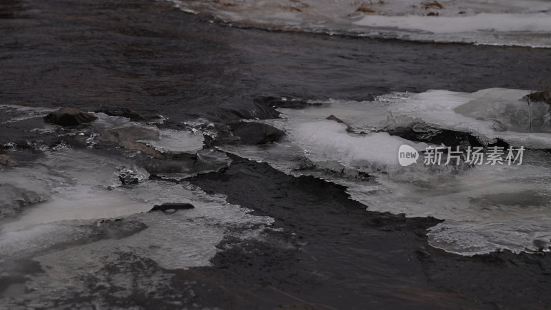 冬季雪地冰冻的河流